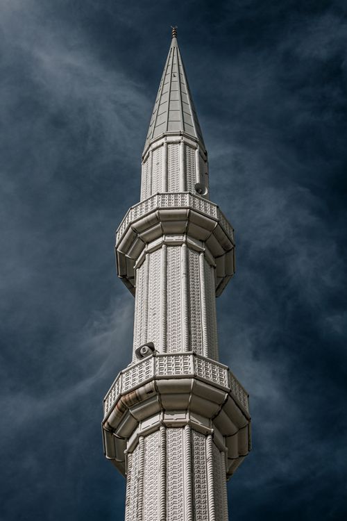 Free Dramatic view of a mosque minaret in Sakarya, Türkiye against a stormy sky. Stock Photo
