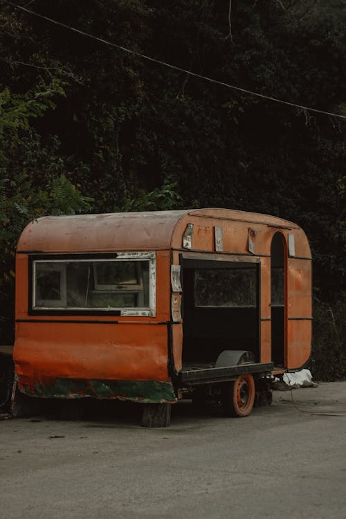 Gratis stockfoto met aanhangwagen, achtergelaten, caravan