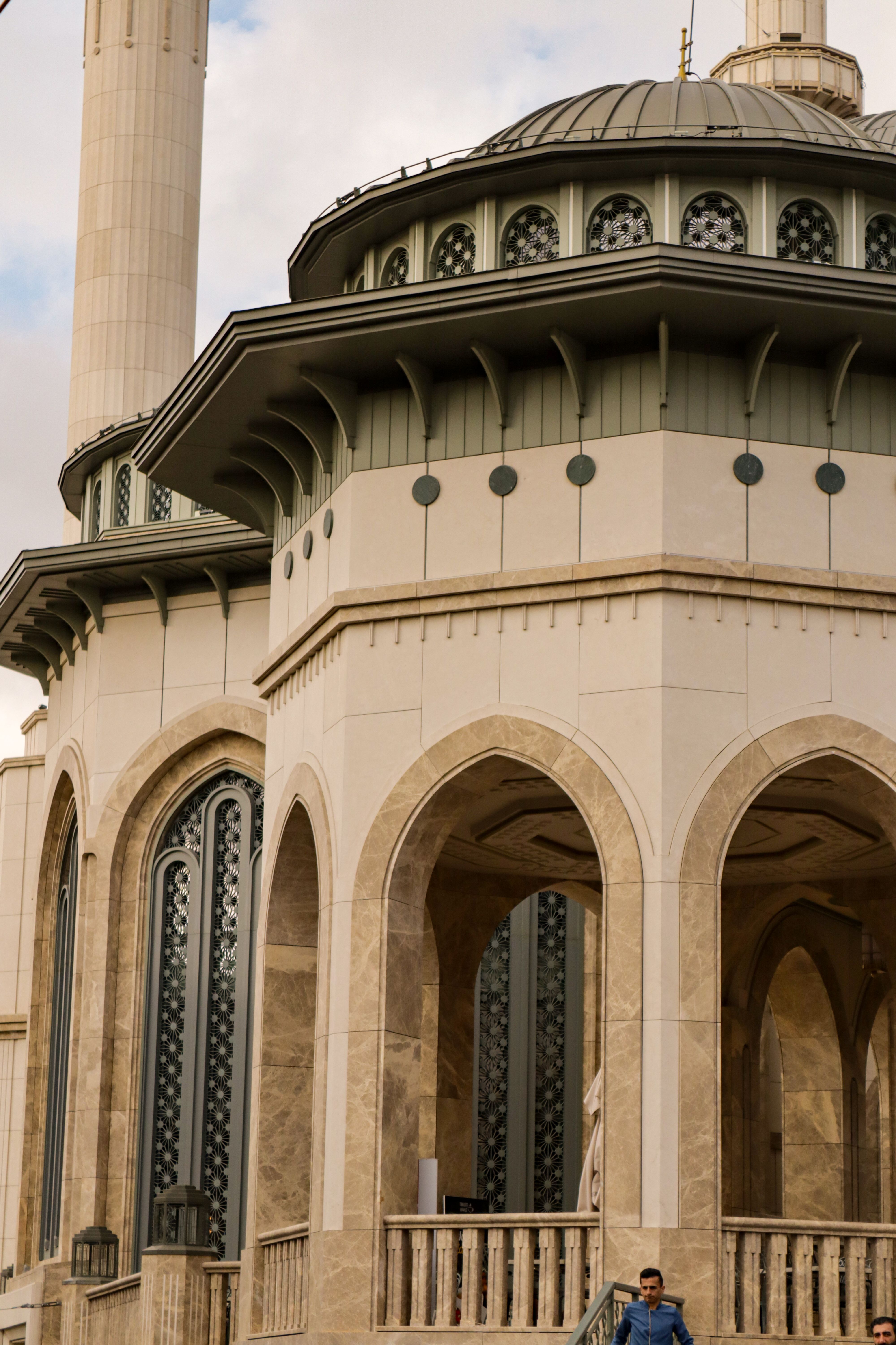 Mosque Facade and Minaret · Free Stock Photo