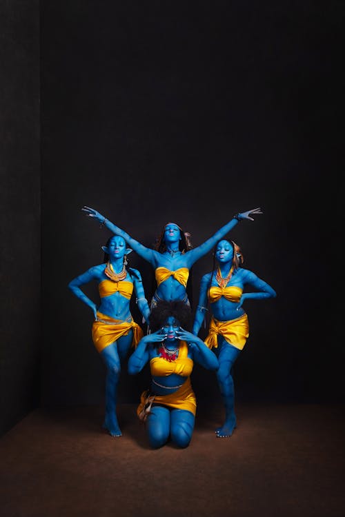 Darmowe zdjęcie z galerii z czarne tło, grupa, kobiety