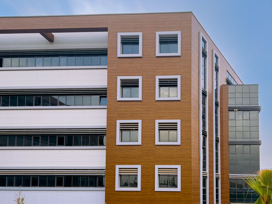 A modern hospital exterior in Bahrain, emphasizing the importance of comprehensive medical emergency coverage.