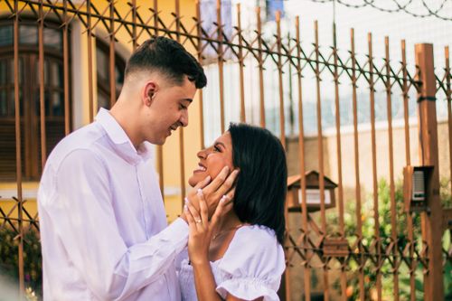 Free A couple shares a tender moment of affection outdoors, showcasing love and happiness. Stock Photo