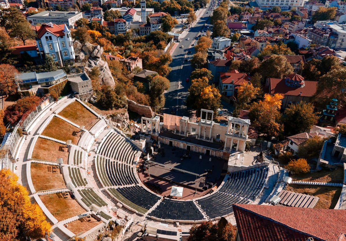 Teatrul roman din Plovdiv, vechiul Philippopolis, văzut de sus în culorile toamnei
