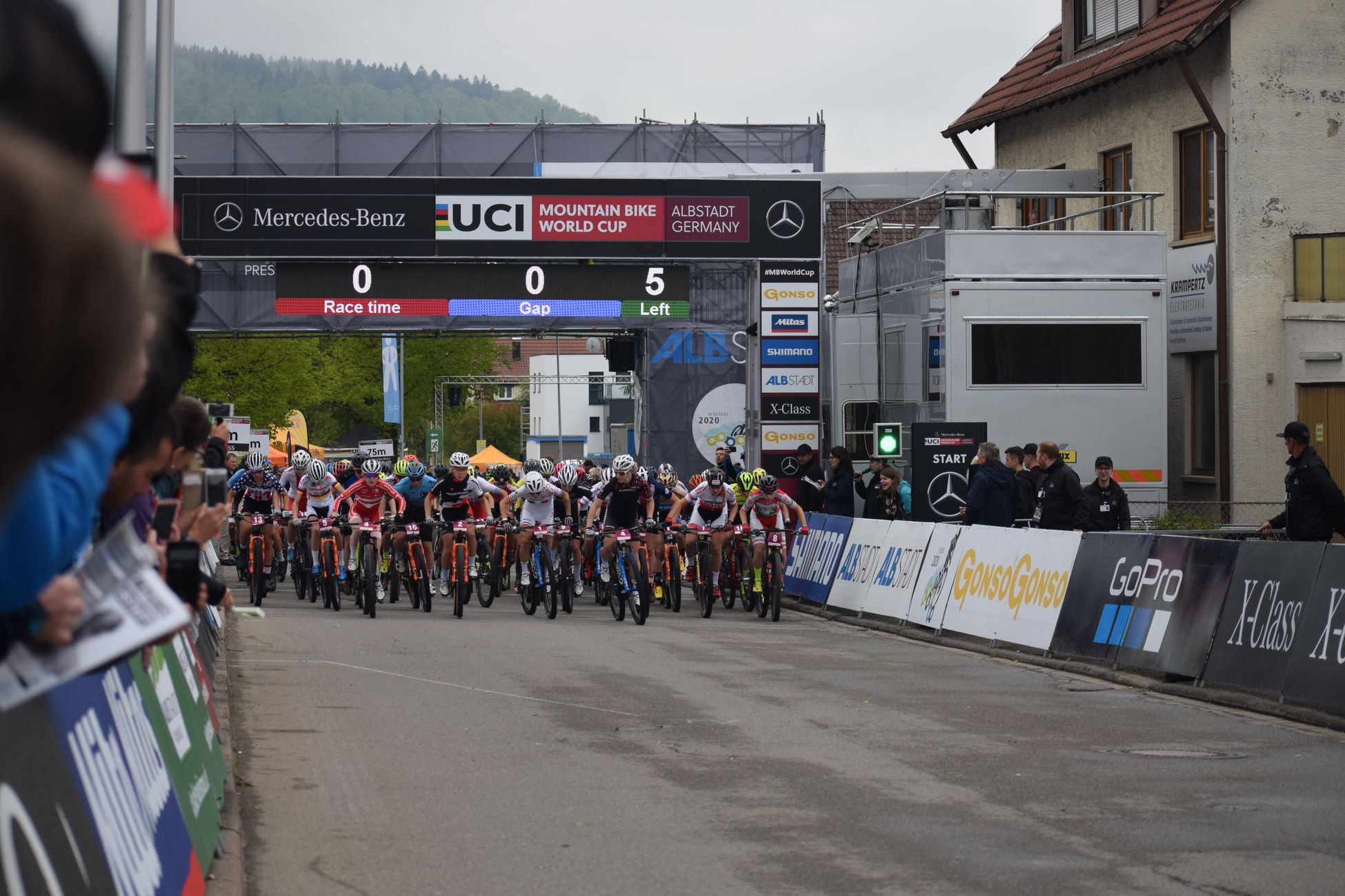 Maxim Van Gils wint rit in Tour Auvergne-Rhône-Alpes na hoogtestage
