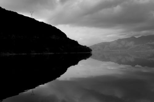 Foto profissional grátis de água, escala de cinza, fotografia da natureza