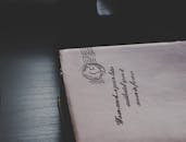 特写：复古信封上带有邮政标记，置于深色木制表面