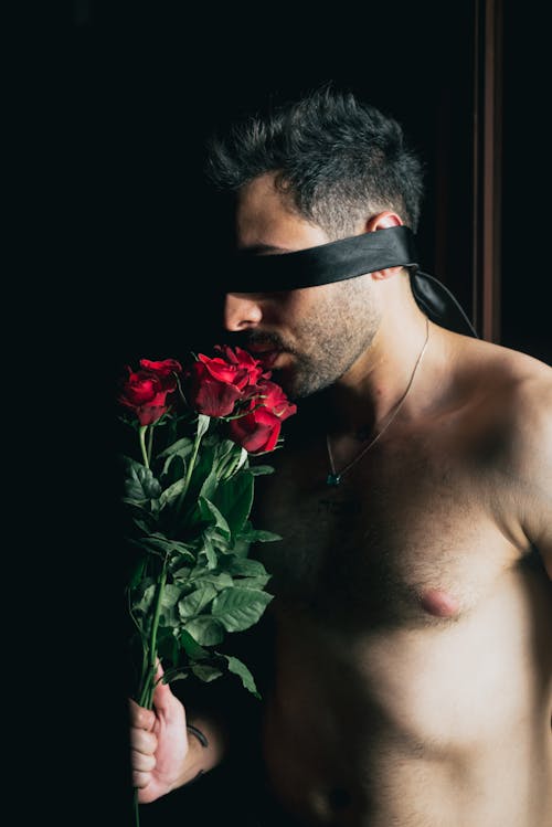 Darmowe zdjęcie z galerii z bukiet, czarne włosy, czerwone róże