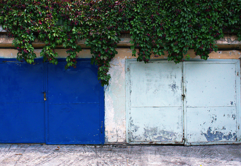 how to paint a garage door