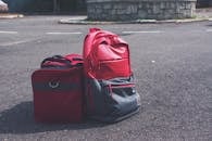 红色背包和配套的沥青包，非常适合旅行主题