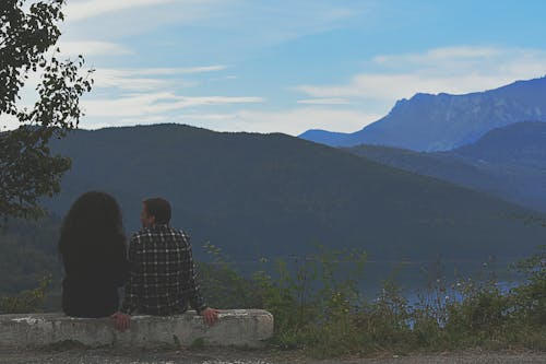 무료 남자와여자가 바위에 앉아 스톡 사진