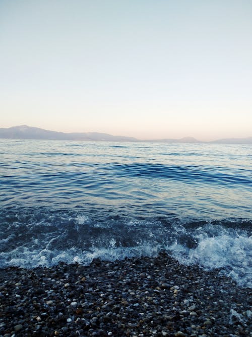 Vagues De La Mer Sous Un Ciel Nuageux