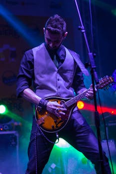 在一场充满活力的现场音乐会上，男音乐家在舞台上热情地演奏着曼德勒