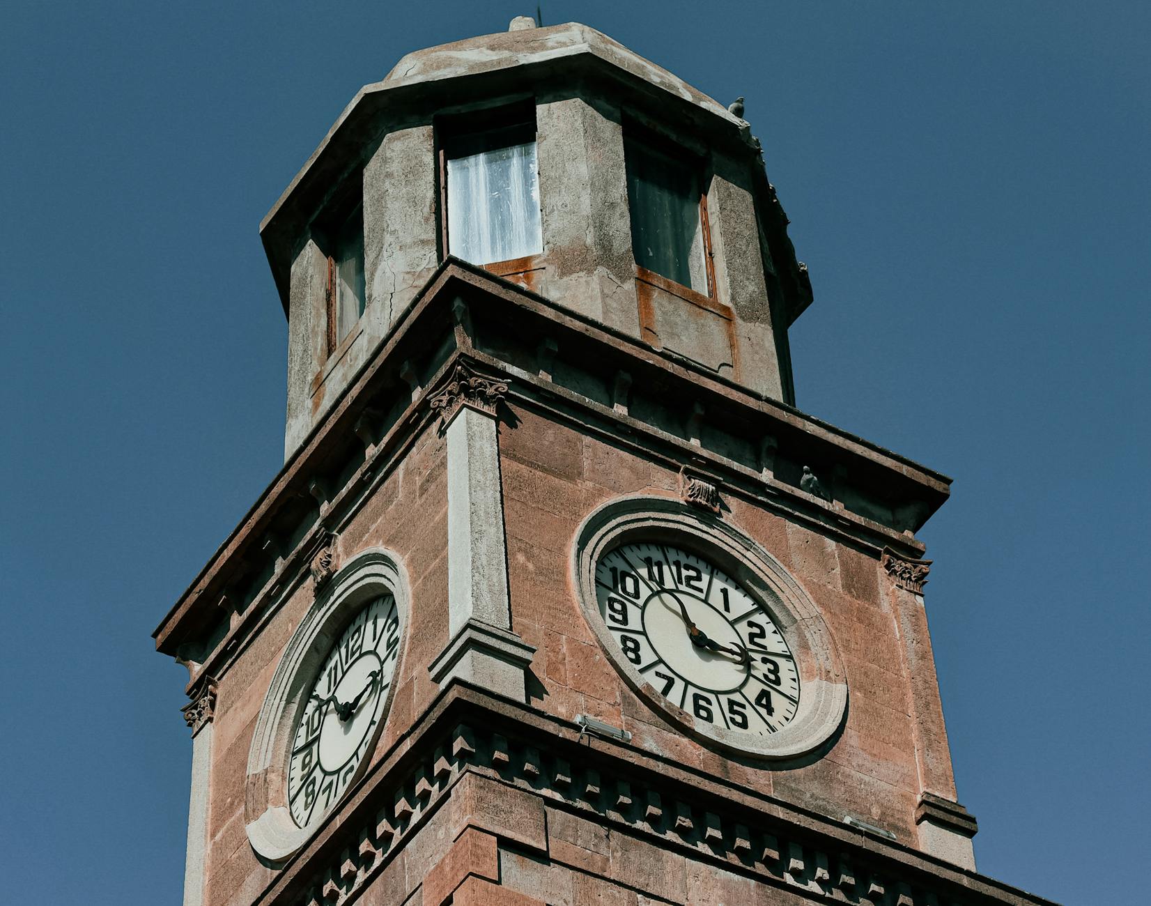 https://www.pexels.com/photo/a-low-angle-shot-of-a-clock-tower-under-the-blue-sky-14478459/