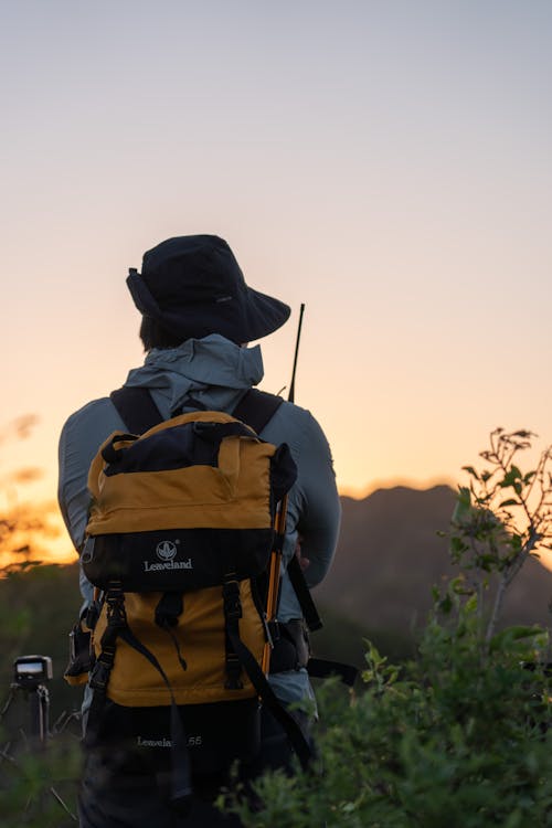 Foto stok gratis backpacker, di luar rumah, laki-laki