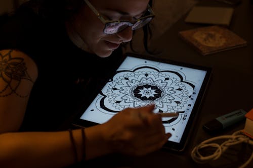 Kobieta Rysuje Mandalę W Komputerze Typu Tablet