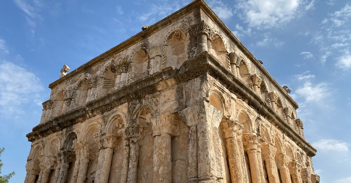 Rüyada Meryem Uzerli ile Karşılaşmak - Rüya Tabiri ve Anlamı - Low angle view of the ancient Roman church facade in Mardin, Türkiye against a blue sky.