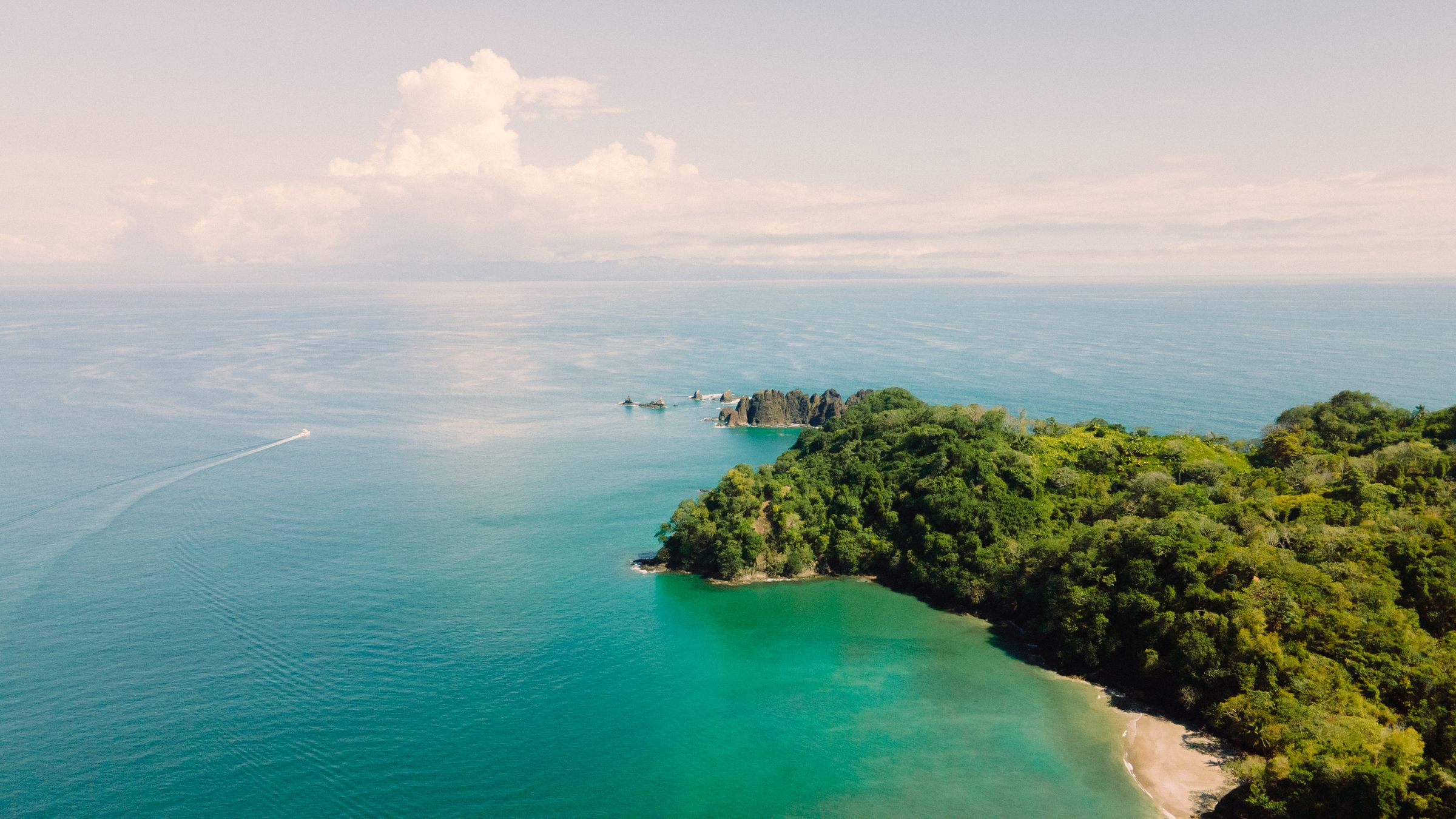 Drone aérea de isla tropical con mar azul — Pacífico costarricense