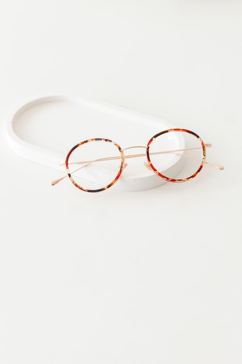 Round tortoiseshell glasses, style reference