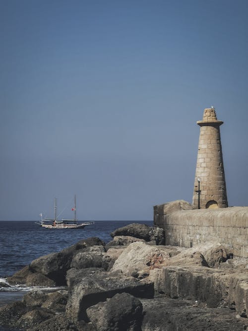 Foto profissional grátis de à beira-mar, barco, céu azul