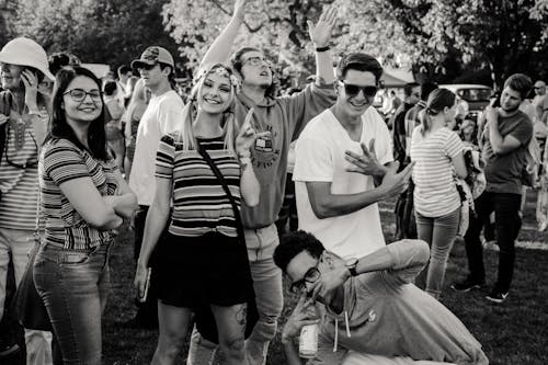 Fotografía En Escala De Grises De Personas Al Aire Libre