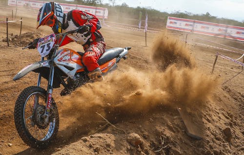 Gratis Pria Mengendarai Motorcross Dirt Bike Di Jalan Tanah Foto Stok