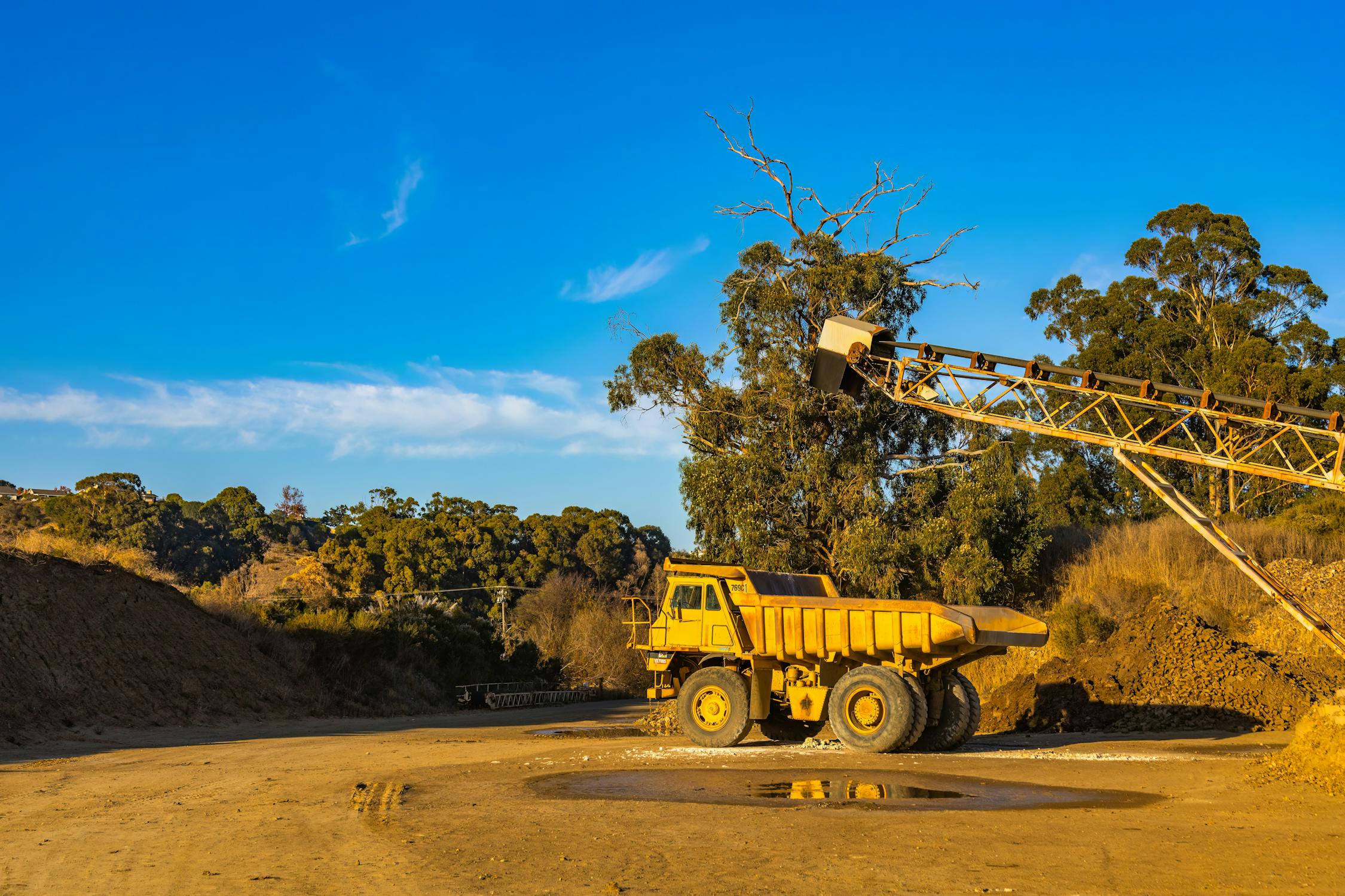 Why did Sunstone Metals raise over $5 million through a share placement?