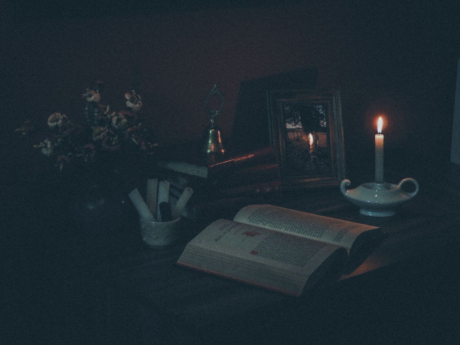 Atmosfera soffusa con candela e libro aperto