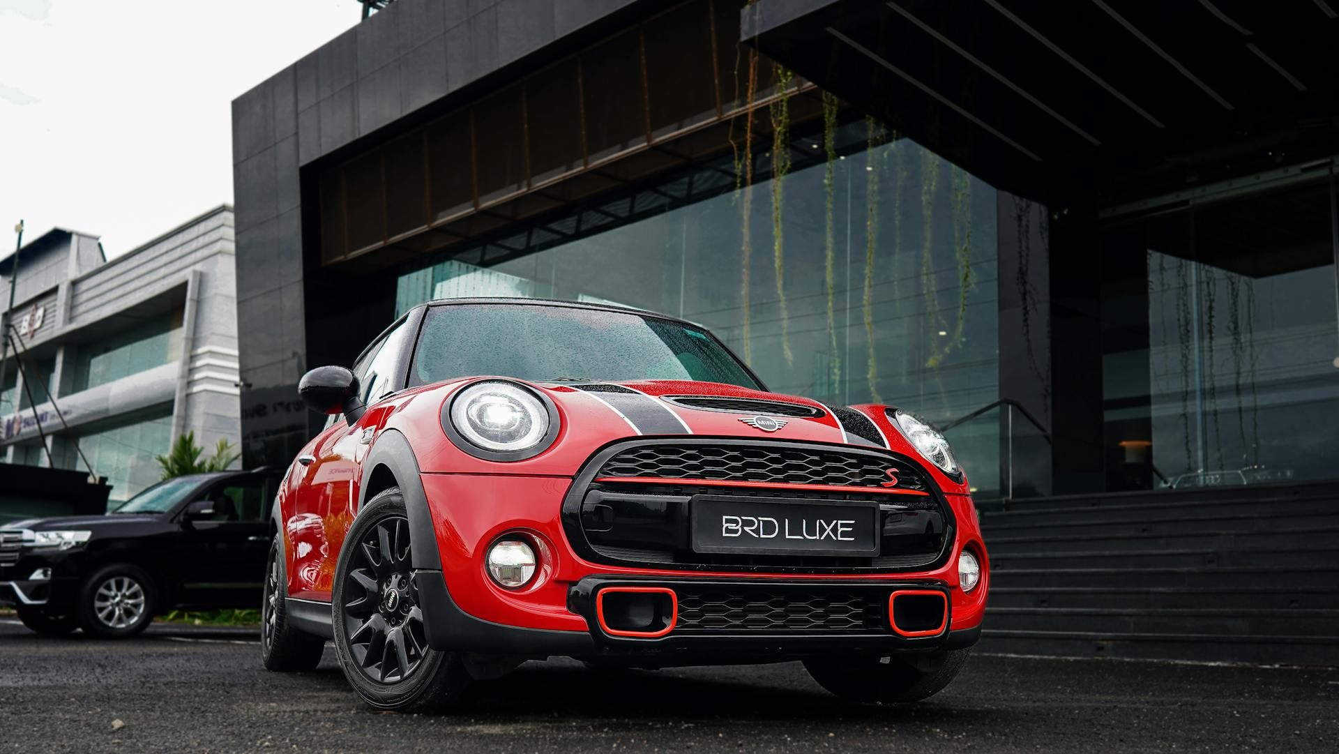 Une Mini Cooper rouge sur la chaussée en béton