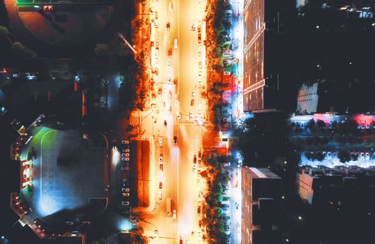 迷人的武汉城市街道鸟瞰图，夜间被充满活力的光路照亮