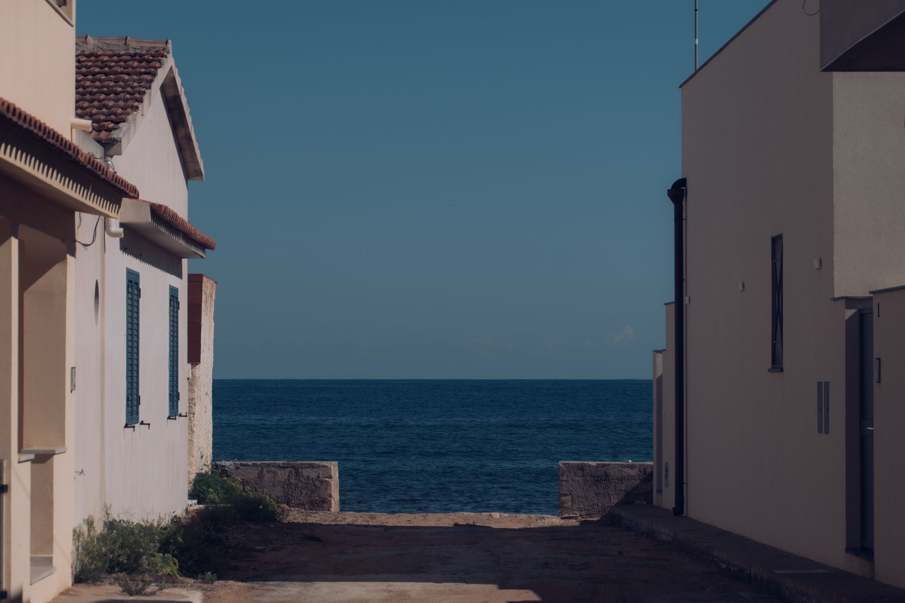 Coastal alley leading to the open sea