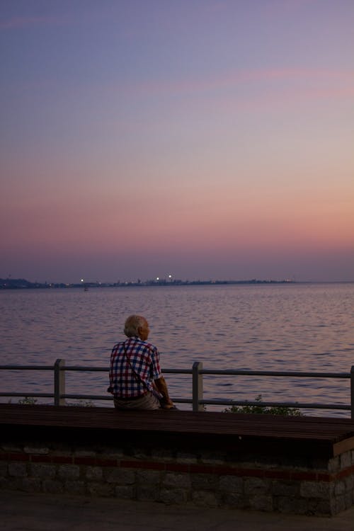 Základová fotografie zdarma na téma lavička, moře, muž