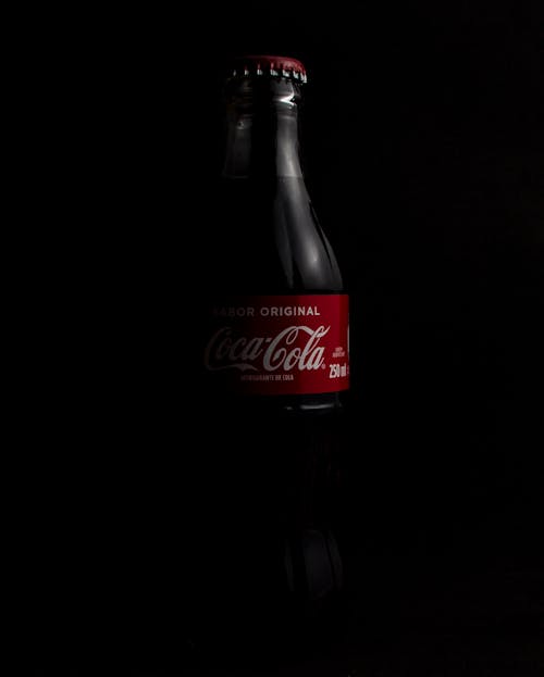 Imagine de stoc gratuită din Coca Cola, fotografiere verticală, fundal negru