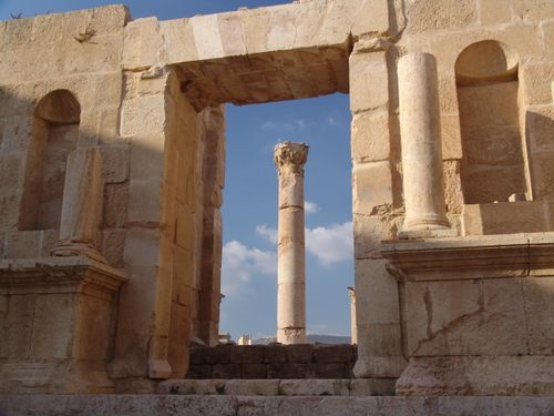 Free Explore the ancient columns and architecture of Jerash, capturing history and culture. Stock Photo