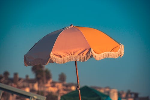 Kostenloses Stock Foto zu goldene stunde, quasten, regenschirm