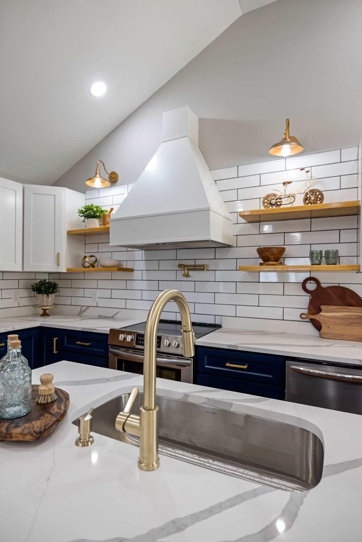 Navy and white kitchen with brass bar pulls on drawers and doors