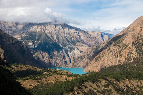 免费 布朗山脉和湖泊的航拍 素材图片