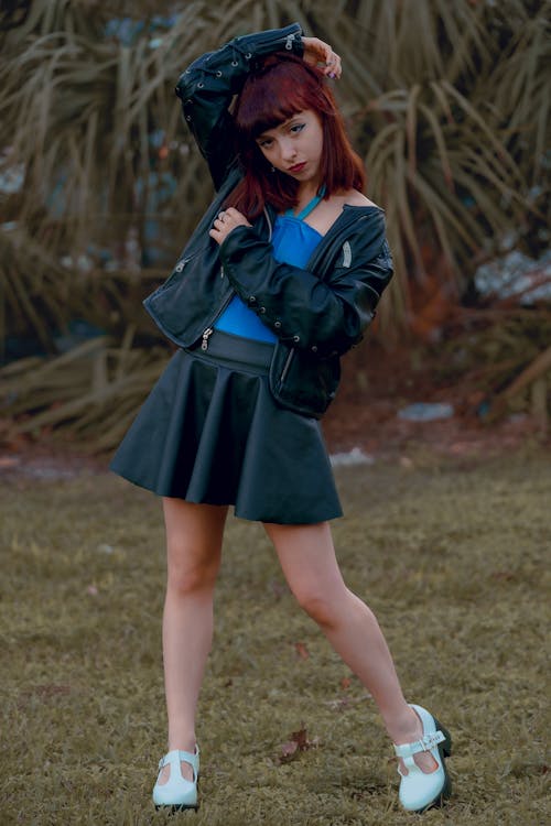 Foto profissional grátis de garota, grama, jaqueta de couro preta