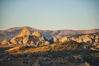 在宁静的日出中，爱达荷州厄尔巴岛崎岖的岩层令人惊叹