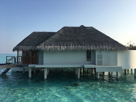 阳光明媚的天空下，宁静的水上平房是完美的热带度假胜地