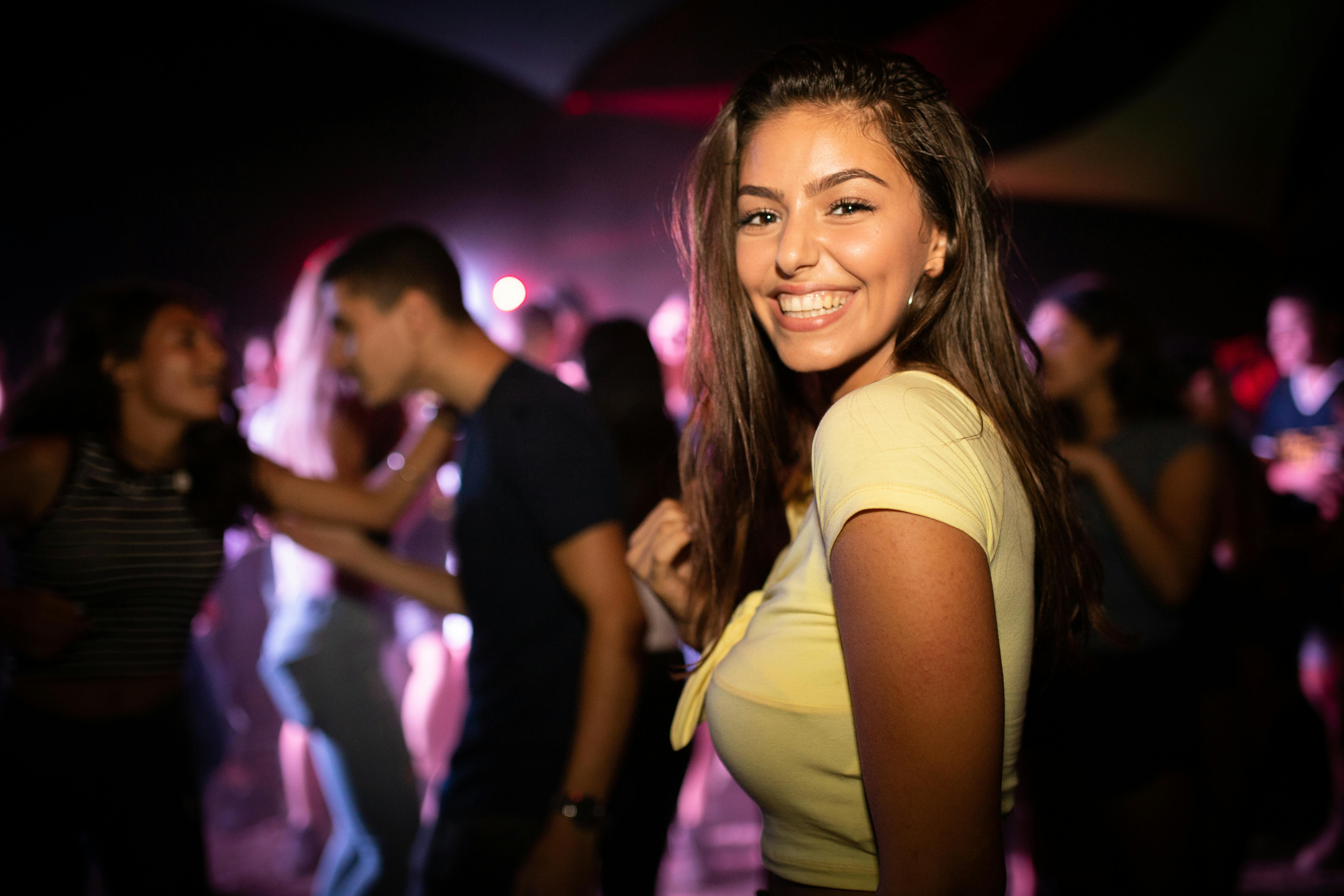 Young woman at a party. | Photo: Pexels