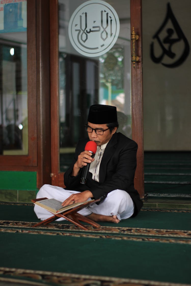 Imam Reading Koran