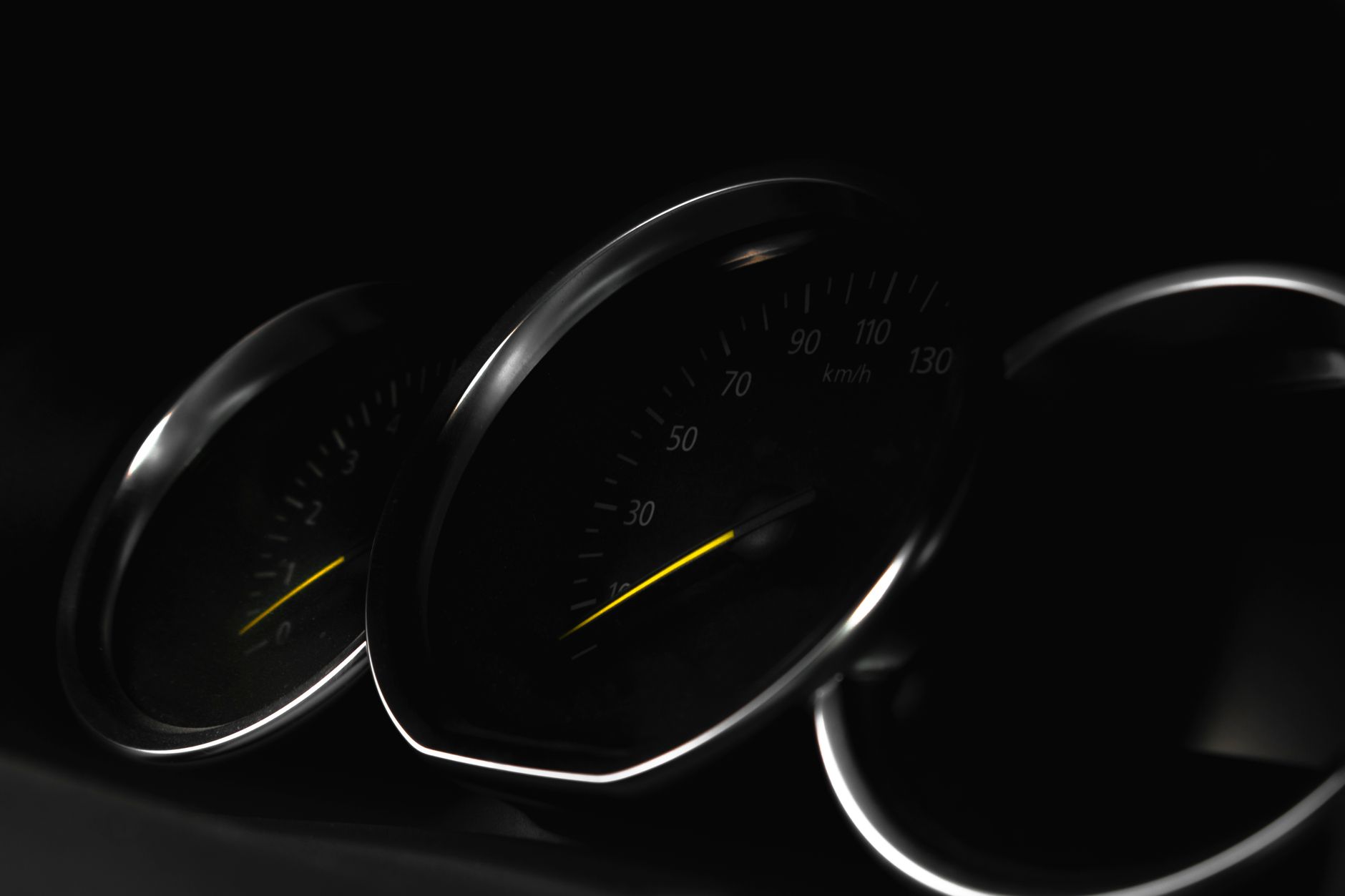 2025년 자동차 관세 인상 논의, 현대차 주가에 미치는 경제적 영향 심층 분석 8 Detailed view of a vehicle speedometer in low light, showcasing speed measurement.
