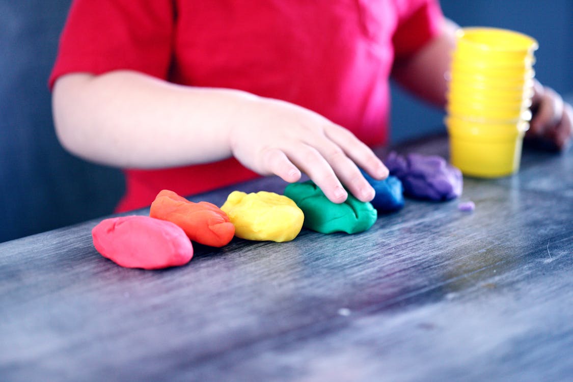Niño jugando con plastilina de colores