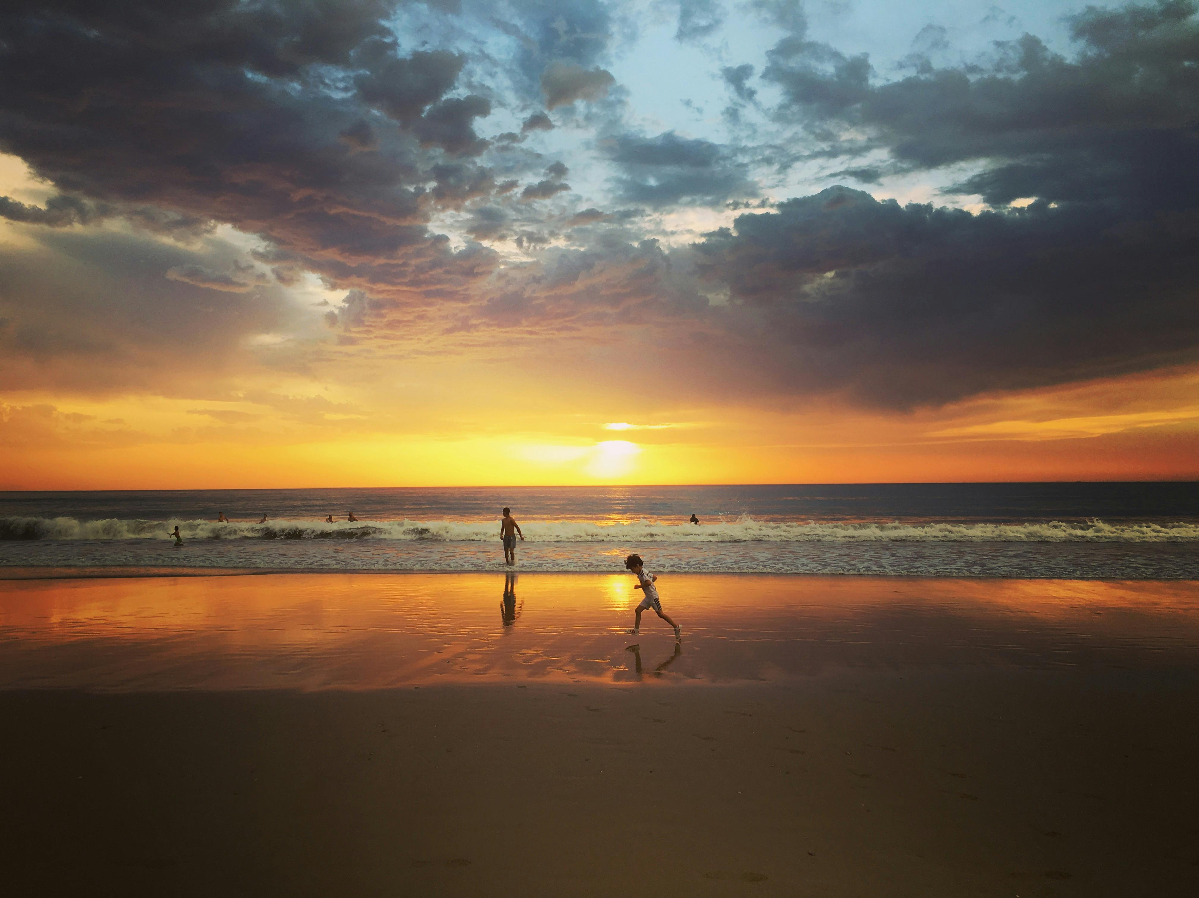 Enfant Debout Au Bord De La Mer Photo Gratuite