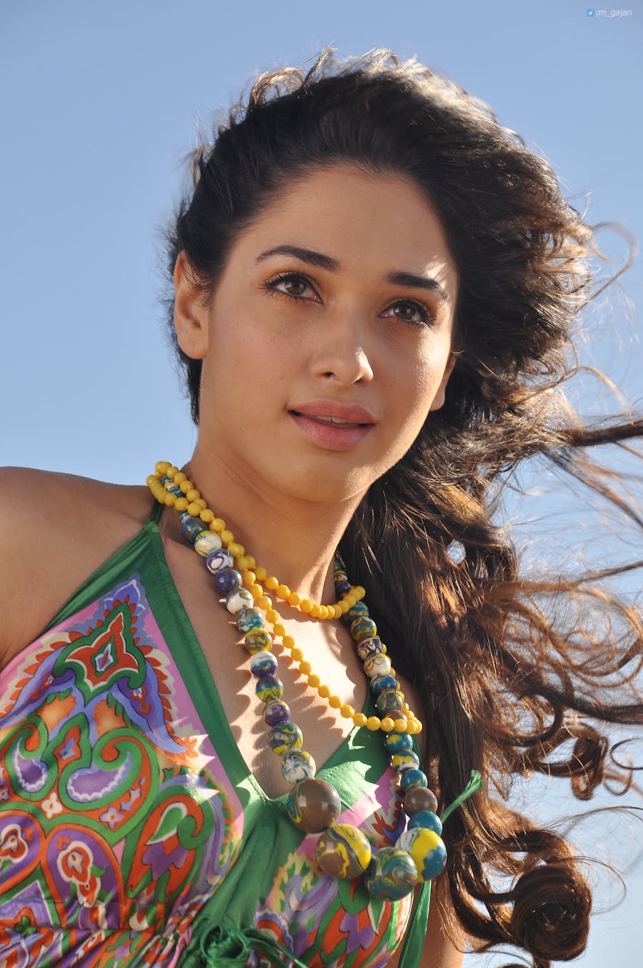 安全工程师在电脑上查看操作规程差异报告