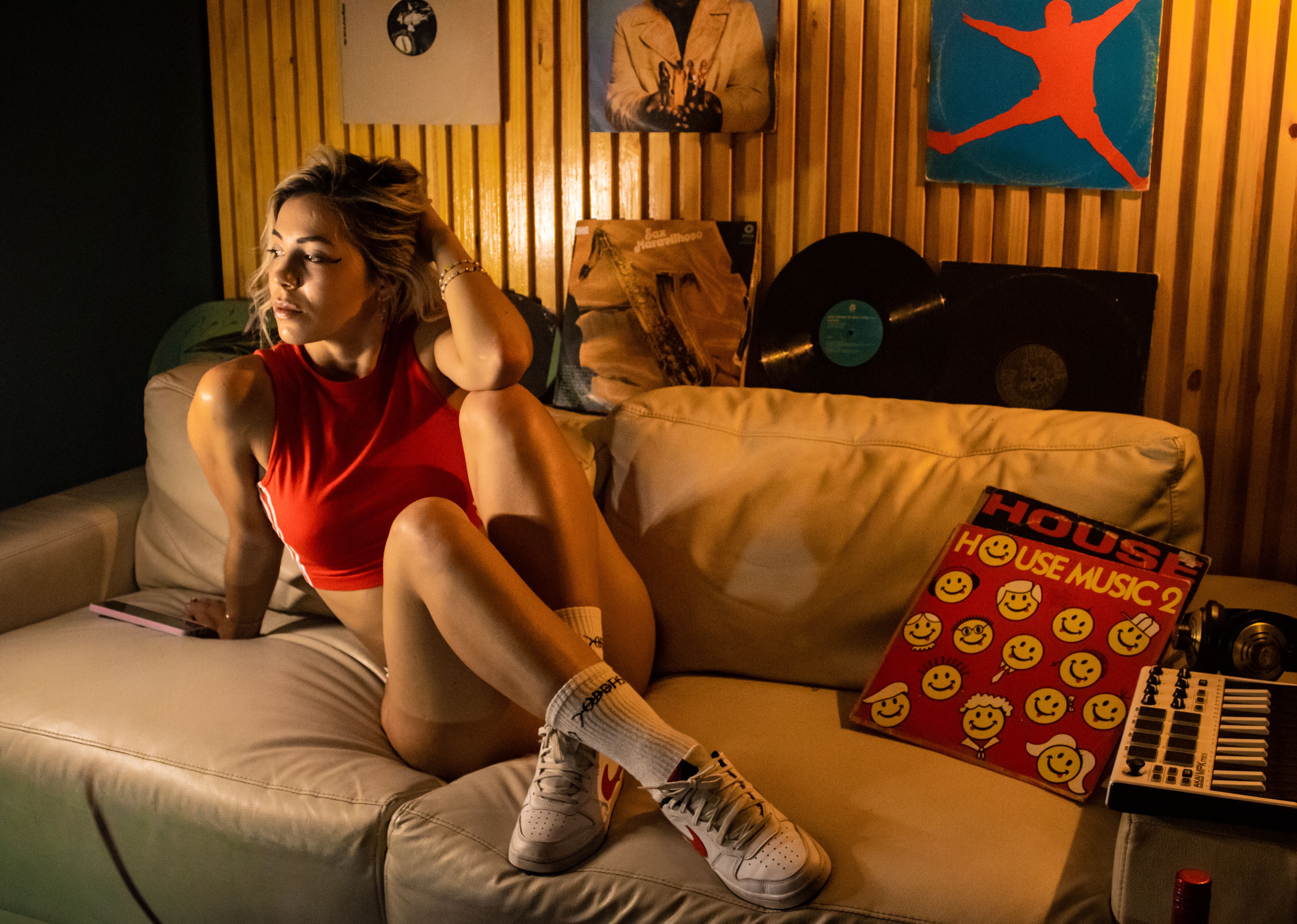 Julia Vitória recebe discos de Ouro e Platina