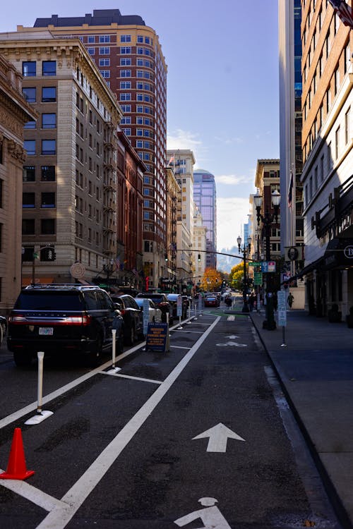 Бесплатное стоковое фото с broadway street, автомобили, архитектура