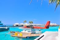 水上飞机停靠在一个充满活力的热带岛屿度假胜地下一个明确的蓝天，完美的假期