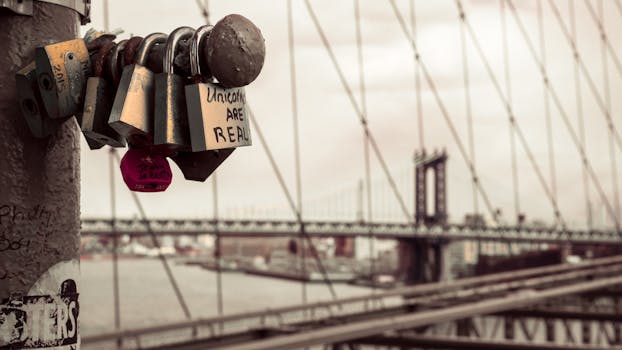纽约桥上爱情锁的特写，背景是城市天际线