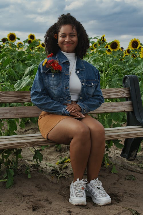 Ingyenes stockfotó afro-amerikai nő, barna szoknya, fapad témában
